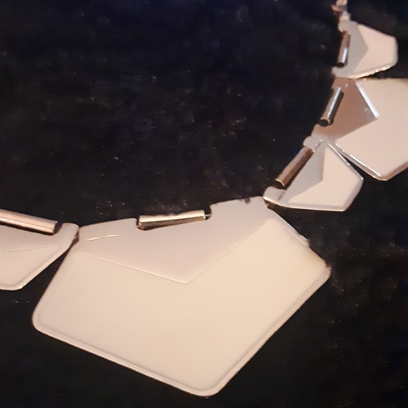 Vintage Necklace  Gold tone and White Enamel Triangles length 18 Inches - Picture 2 of 4